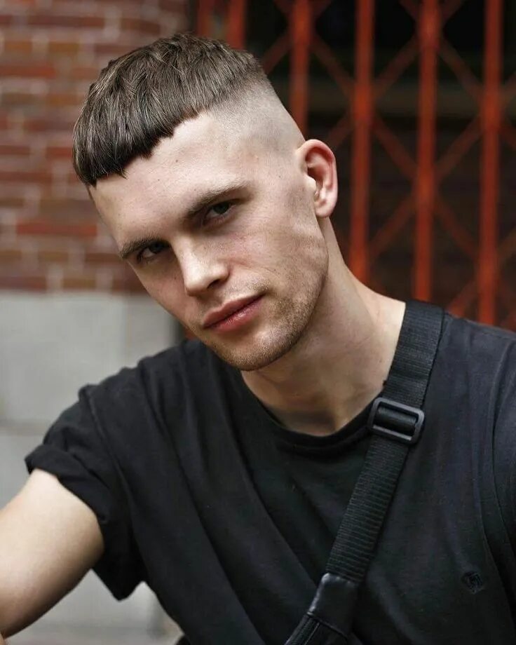 Прическа горшок мужская короткая Bowl Haircut https://besthairstylemen.com/bowl-haircut/ Mens hairstyles short, M