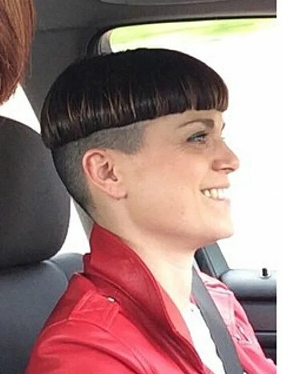 Прическа горшок женская Trendy Bowlcut Hairstyle