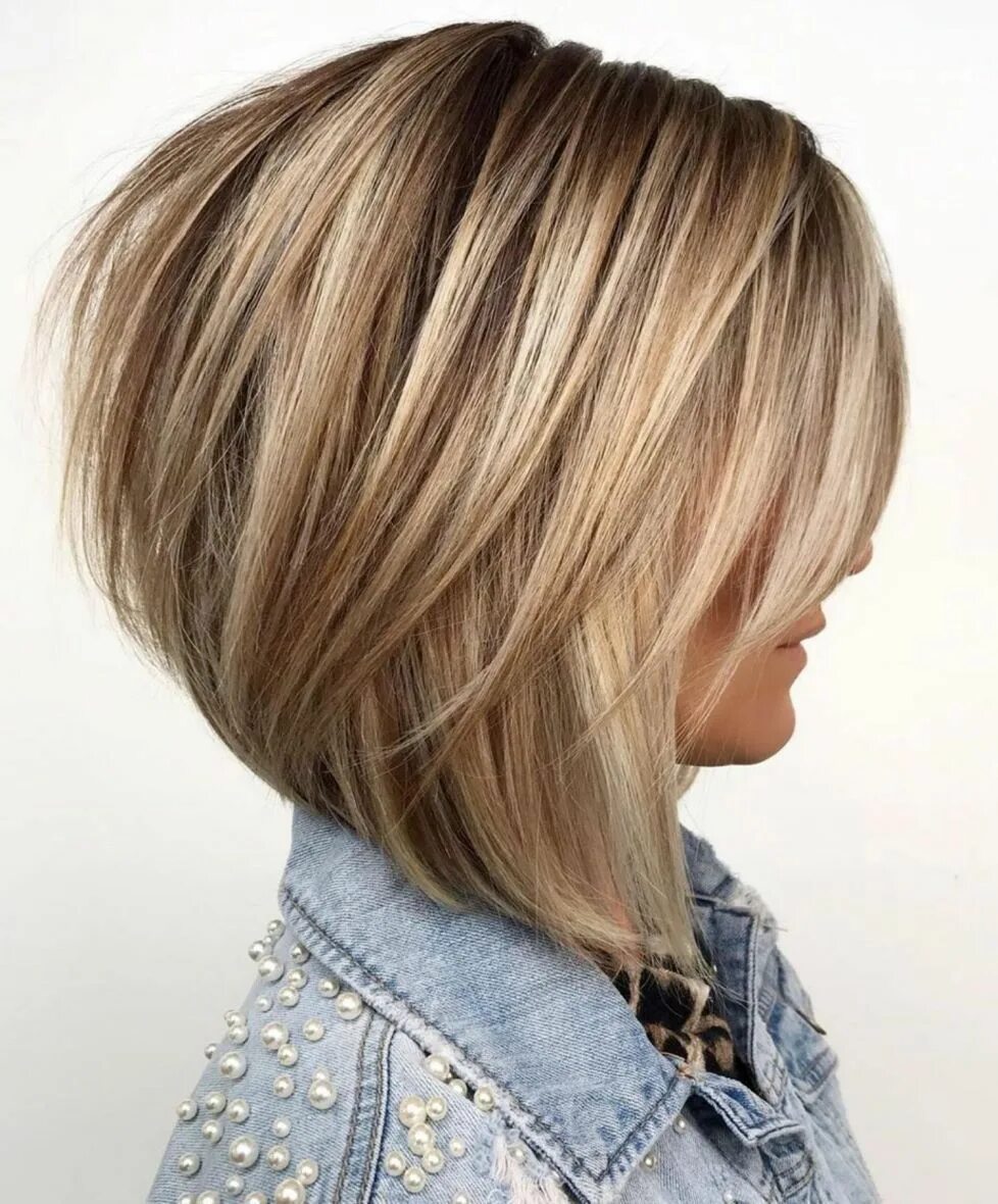 Прическа градуированное каре Bronde Bob with Long Feathered Layers Angled bob hairstyles, Bob hair color, Bob