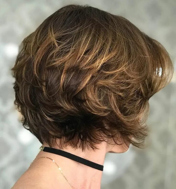 Прическа градуированное каре кучерявая Short Feathered Haircut with Highlights Short hairstyles for thick hair, Thick h