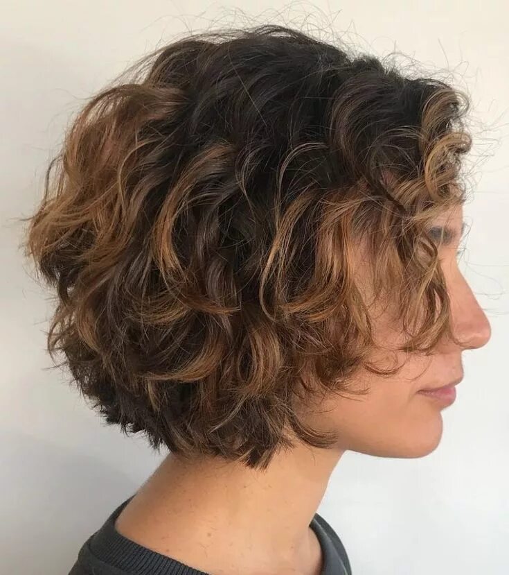 Прическа градуированное каре кучерявая 60 Most Delightful Short Wavy Hairstyles for 2024 Short layered curly hair, Hair