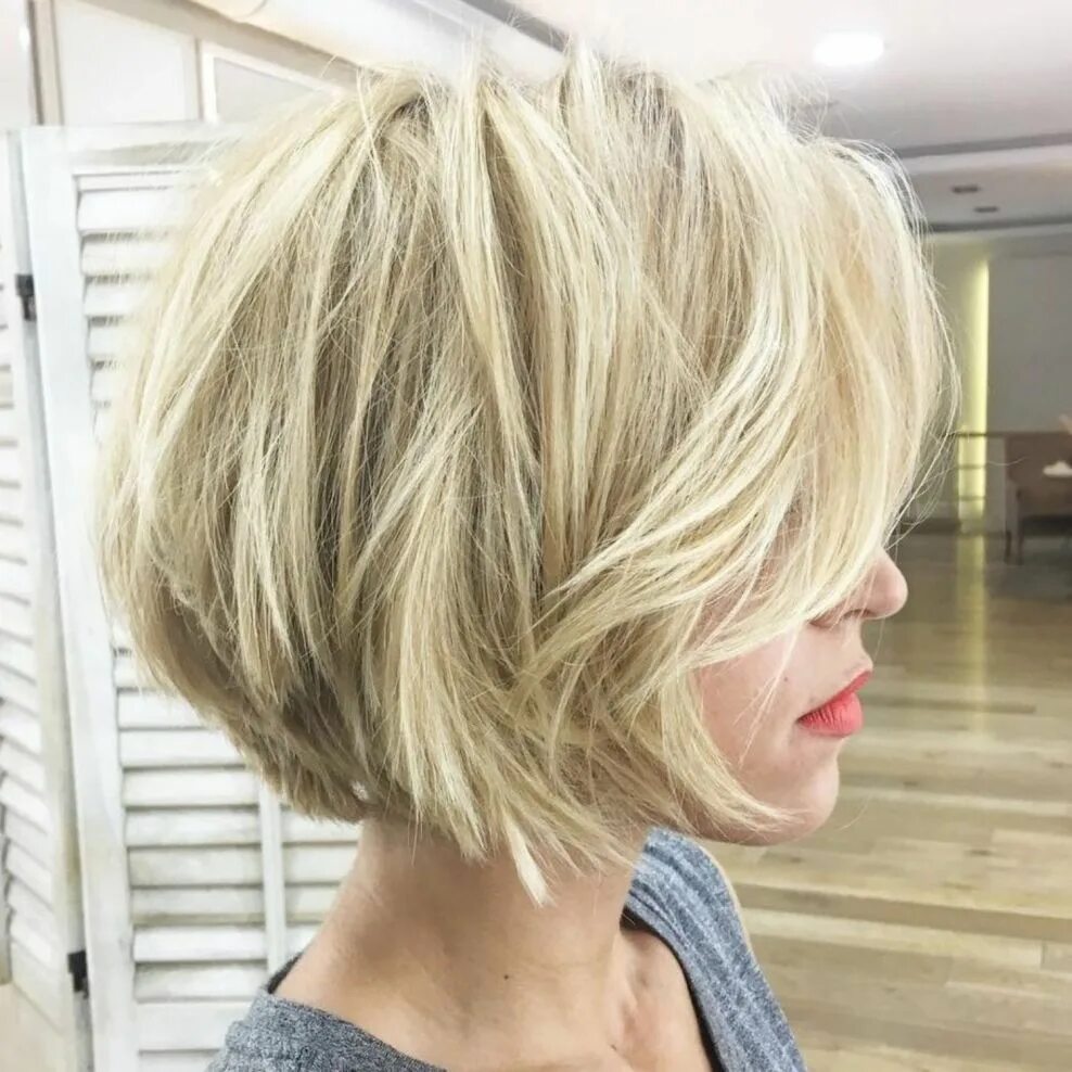 Прическа градуированное каре на средние Short Blonde Bob With Layers For Fine Hair Choppy bob hairstyles, Short thin hai