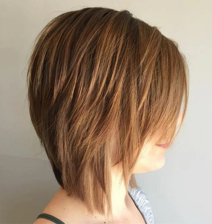 Прическа градуированное каре на средние Side-Parted Layered Bob Короткие стрижки, Прически, Современные стрижки