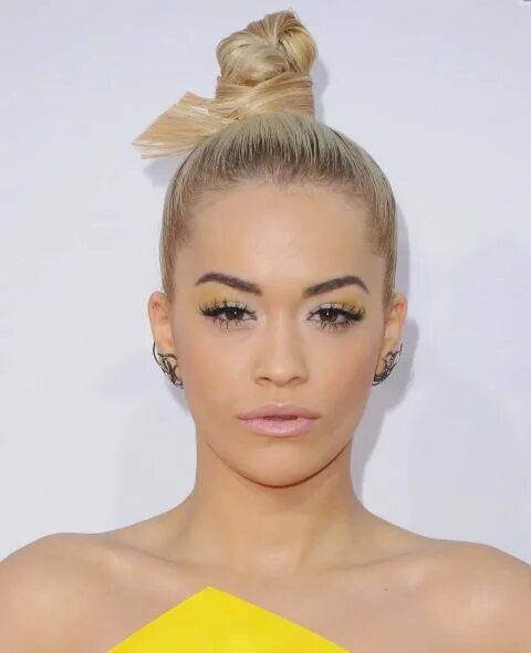 Прическа гулька 50 Must-See Celebrity Top Knots, from the Teeny Tiny to the Towering Yellow eyes