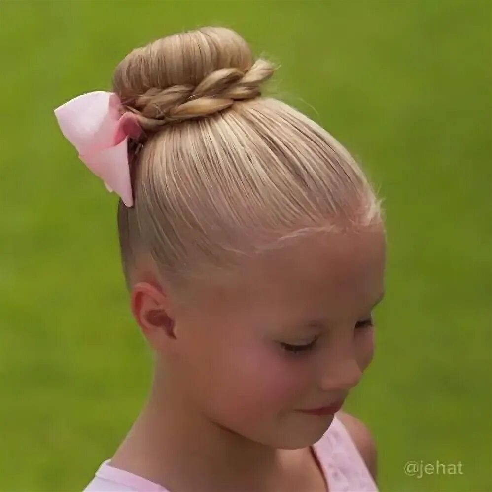 Прическа гулька для девочки Ballet bun with couple braids wrapped around & wearing a pink tutu dress for chu