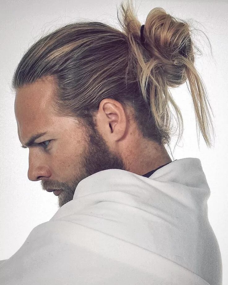 Прическа гулька мужская Lasse L. Matberg on Instagram: "#manbun #robe #winteriscoming ❄ ️❄" Man bun hairs