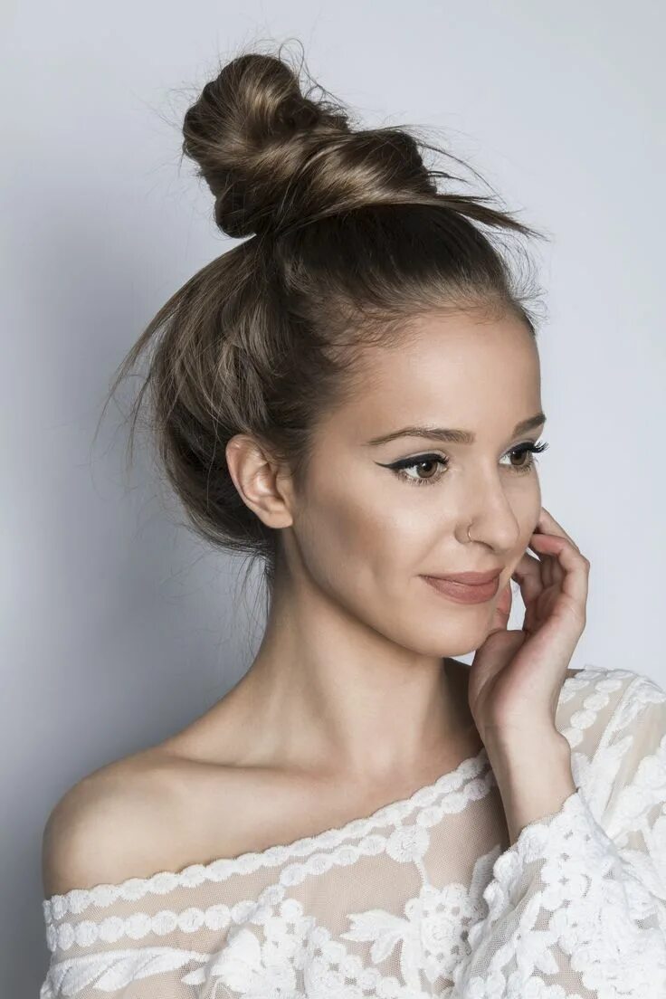 Прическа гулька на голове женская How to Do a Messy Bun? 10 Easy Bun Hairstyle Tutorials for 2023 Bun hairstyles, 