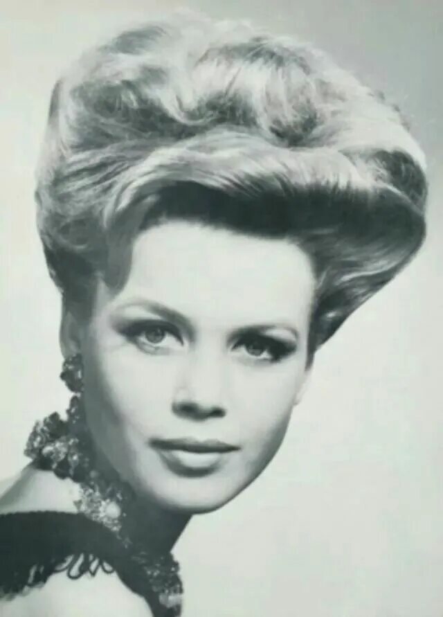 Прическа хала 60 х годов фото Vintage pic Vintage hairstyles, Beehive hair, Classic hairstyles