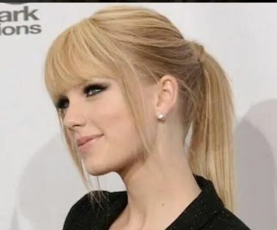 Прическа хвост с челкой фото Taylor's long straight healthy hair with bangs is literally one of her best hair