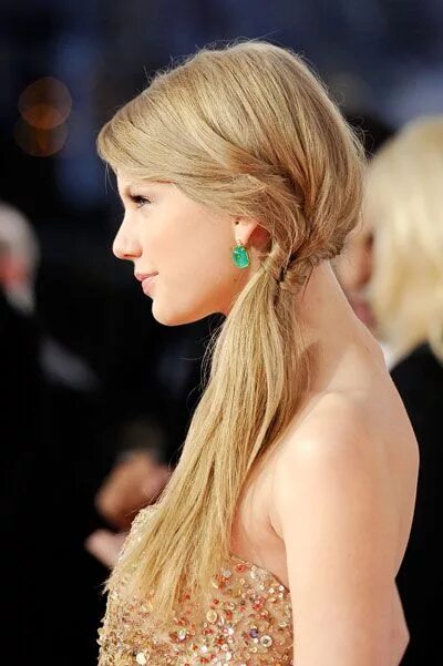 Прическа хвост сбоку для женщин How to Copy Taylor Swift's Adorable Hairstyle from the American Music Awards (It