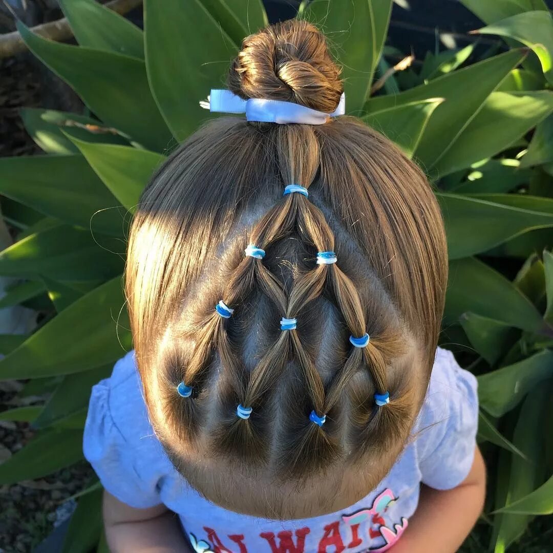 Прическа из хвостиков с резинками для девочек Elastics with a rope twist bun for swimming lessons #hair #instahair #toddlerhai