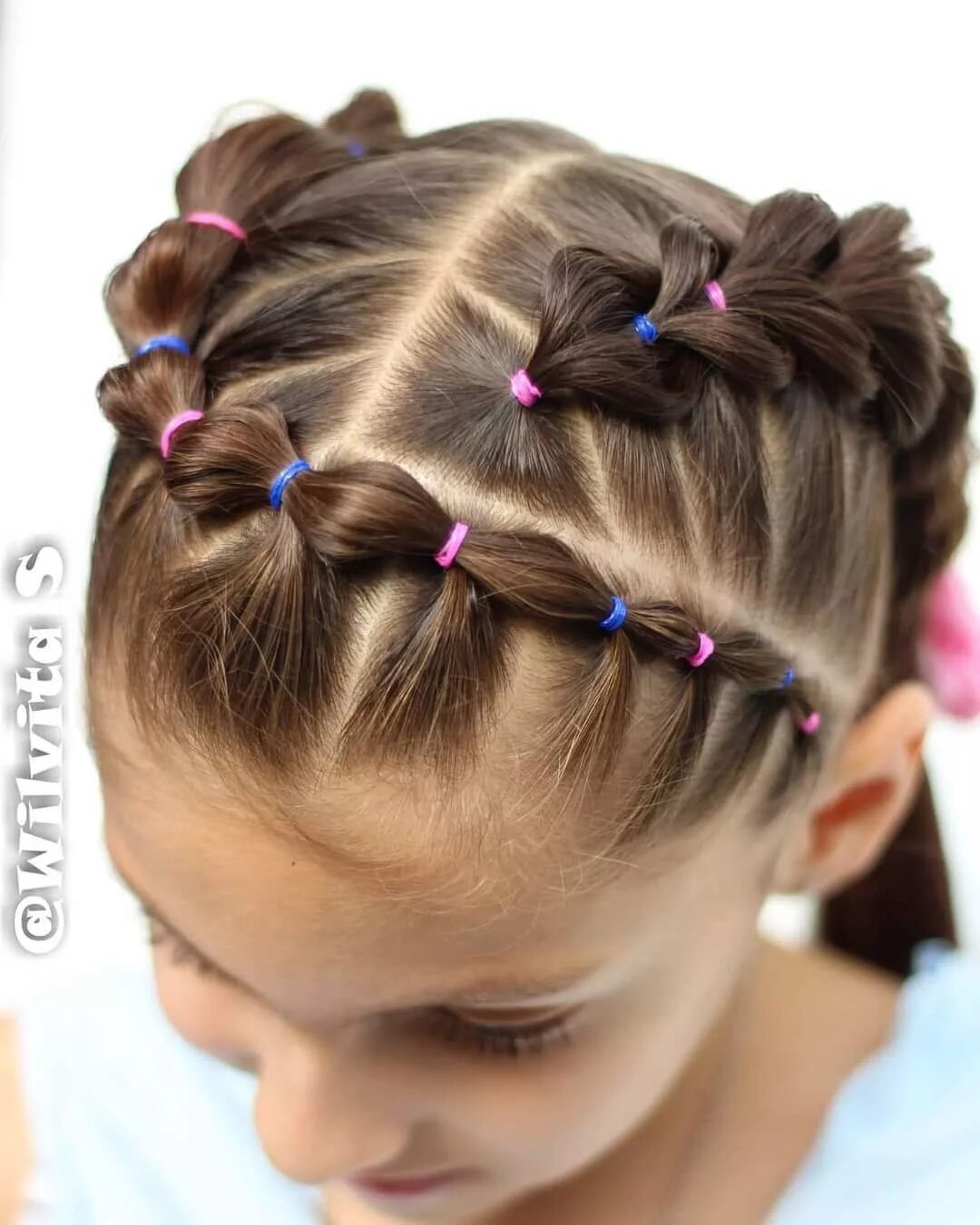 Прическа из резиночек на короткие Image may contain: one or more people and closeup Baby hairstyles, Kids hairstyl