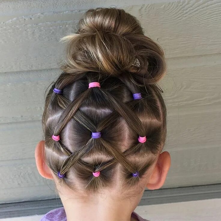 Прическа из резиночек на короткие Katie Niemann no Instagram: "I let Sophie choose her hairstyle today and she cho