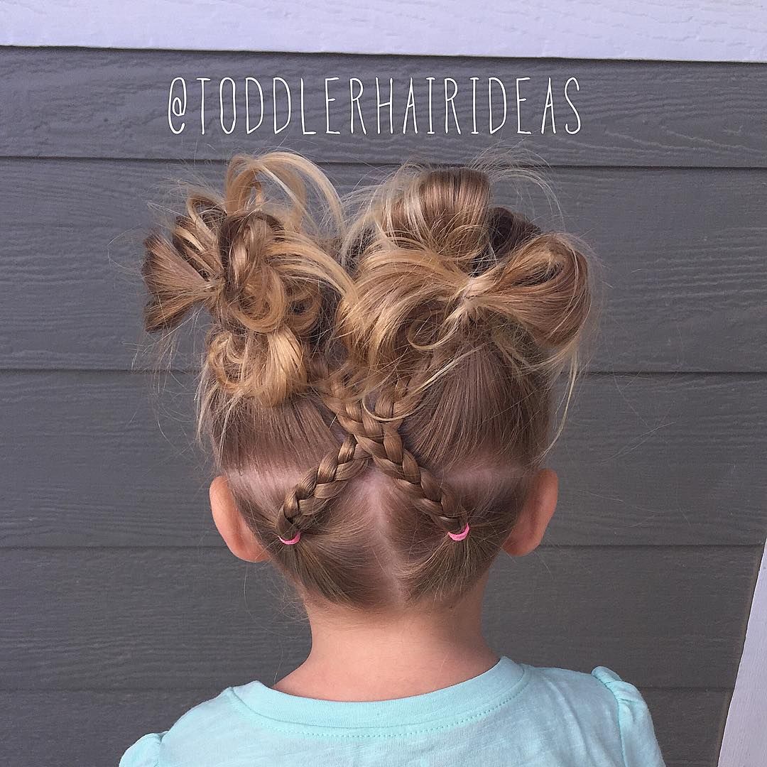 Прическа калачики для девочек 2 back criss-crossing braids up to messy buns Toddler hair, Little girl hairstyl