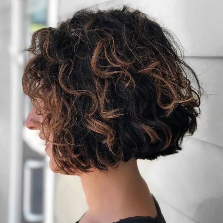 Прическа каре боб кудрявая Jaw-Length Curly Brown Bob with Caramel Highlights Curly bob hairstyles, Long bo