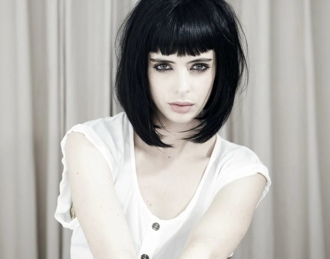 Прическа каре девушкам с челкой Krysten Ritter