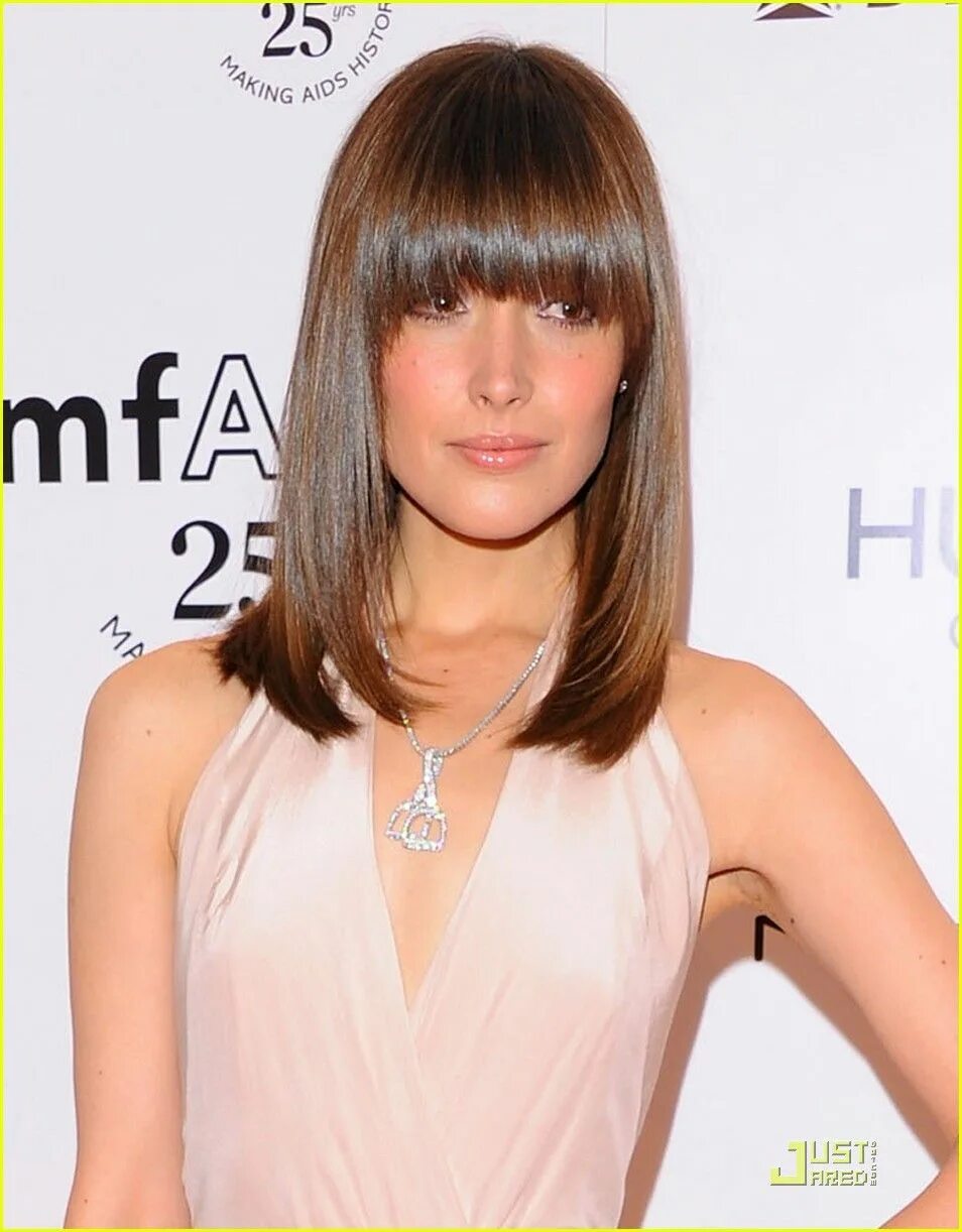 Прическа каре до плеч с челкой Rose Byrne - multidimensional brunette with straight across bangs Hair cuts, Ova