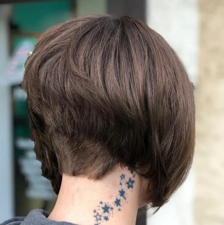 Прическа каре фото на ножке короткие 50 Hottest Stacked Haircuts to Try in 2024 Stacked haircuts, Stacked bob haircut