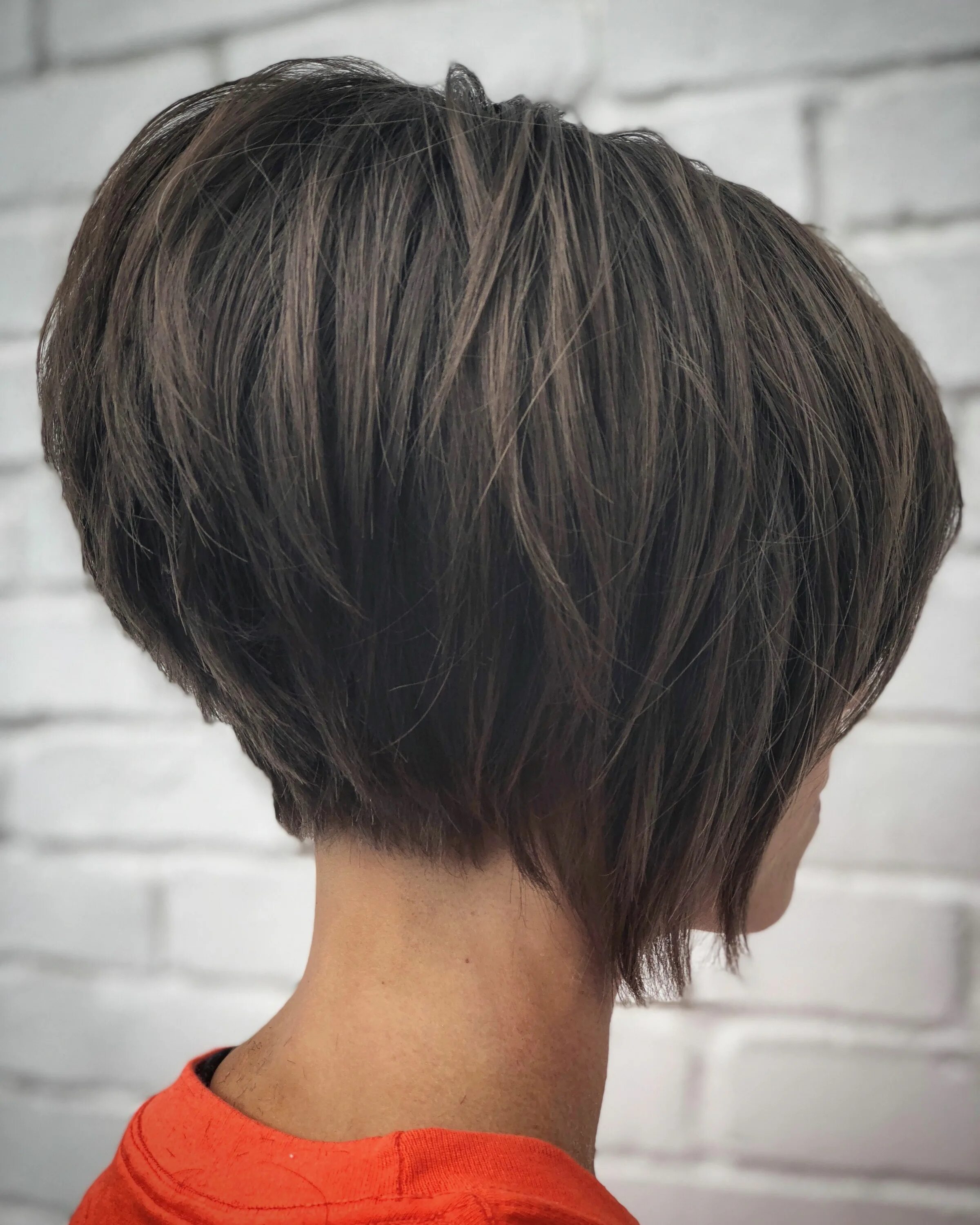 Прическа каре фото на ножке короткие Razored stacked bob // @emily_yvonne Короткие стрижки, Прически, Современные стр