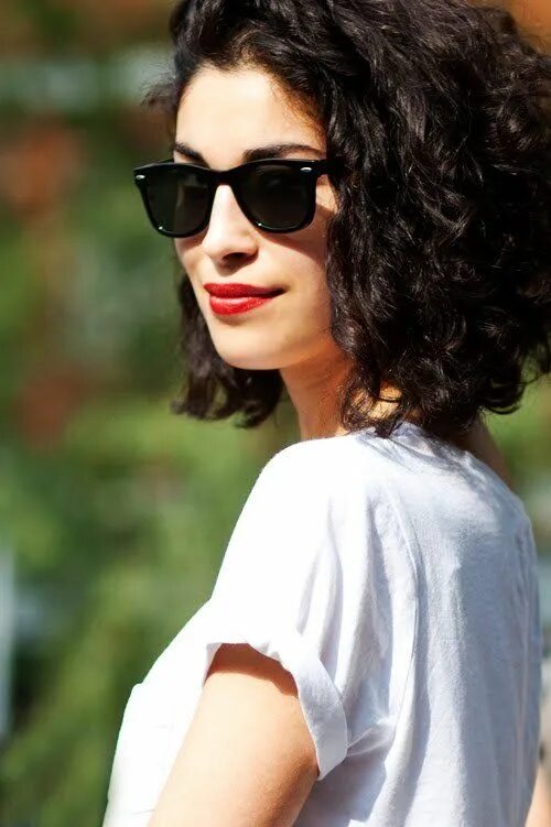 Прическа каре на кудрявые фото Curls. white T & black wayfarers Curly hair styles, Curly bob hairstyles, Short 