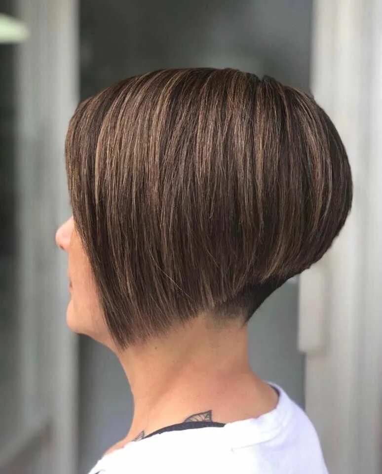 Прическа каре на ножке фото #invertedbobhaircut Choppy bob hairstyles, Wavy bob hairstyles, Bob hairstyles