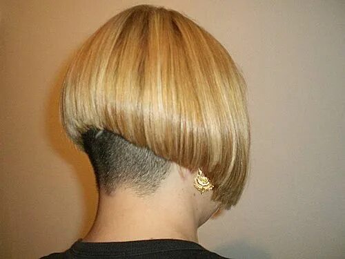 Прическа каре на ножке фото 367 Short stacked bob hairstyles, Angled bob hairstyles, Short hair haircuts