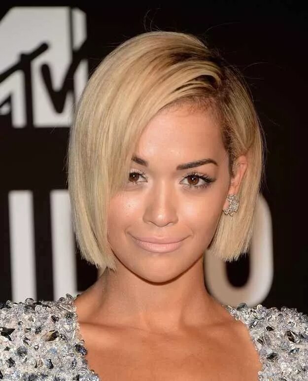 Прическа каре на одну сторону Rita Ora Short hair cuts, Short hair cuts for women, Short bob hairstyles