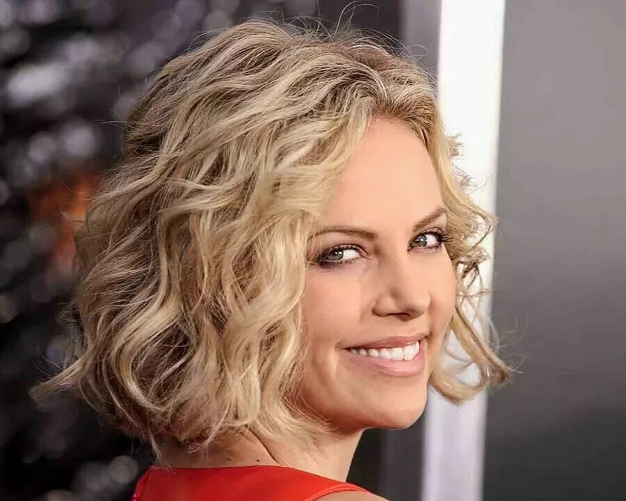 Прическа каре на волнистых волосах Charlize Theron Curly bob hairstyles, Short curly hair, Medium curly hair styles