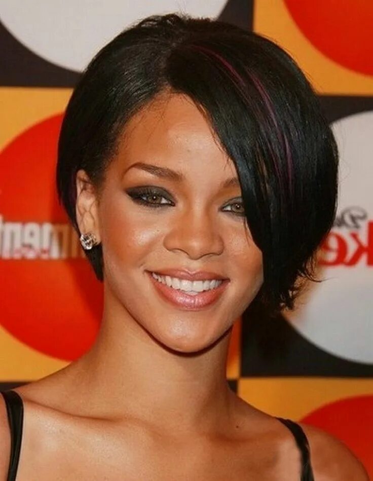 Прическа каре набок black weave hairstyle Rihanna hairstyles, Wavy bob hairstyles, Short bob hairsty