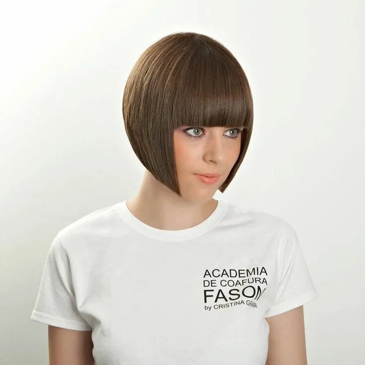 Прическа каре подростков Rounded bob with precision fringe. bobs Long bob hairstyles, Short hair with ban