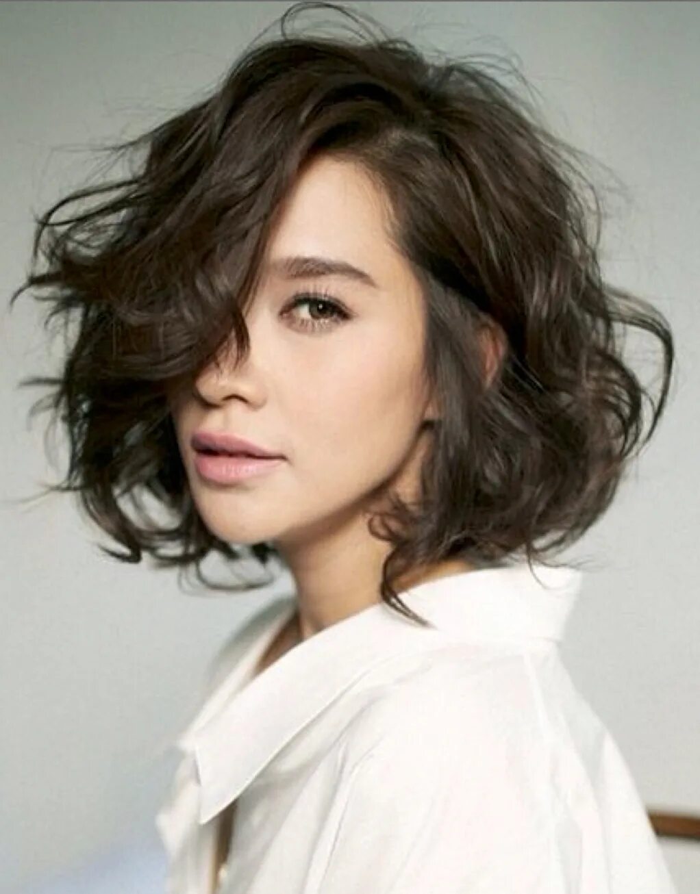 Прическа каре пушистое Ask a Hairstylist: How to Grow Out Wavy, "Awkward Phase" Hair Wavy bob hairstyle