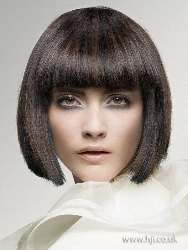 Прическа каре с густой челкой 2009 dark bob hairstyle