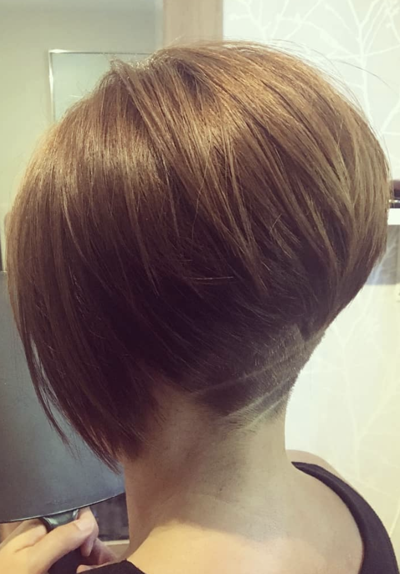 Прическа каре с поднятым затылком Short angled bob - undercut design Stacked bob haircut, Undercut bob haircut, An