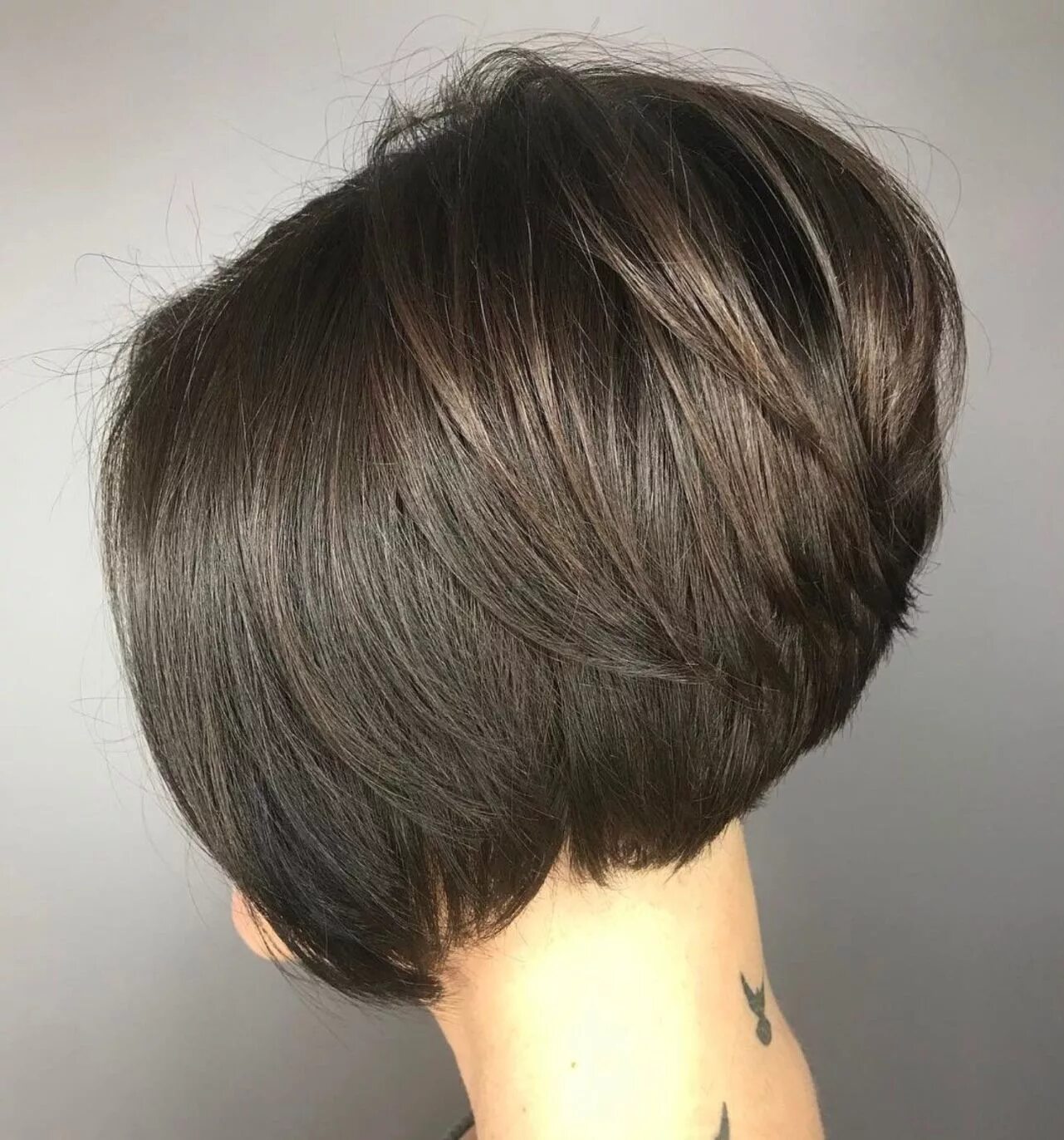 Прическа каре с поднятым затылком Slick Stacked Brunette Bob Short layered haircuts, Short bob hairstyles, Short h