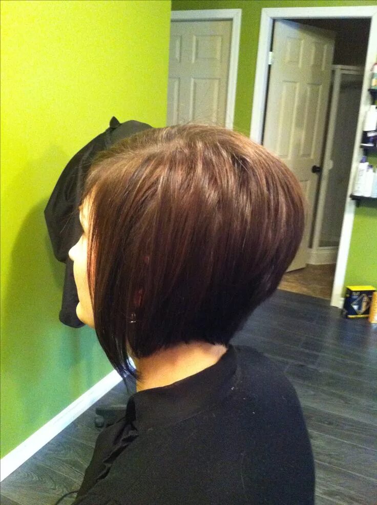 Прическа каре с поднятым затылком Inverted bob. Caramel and black foils Mom hairstyles, Hair, Short hair styles