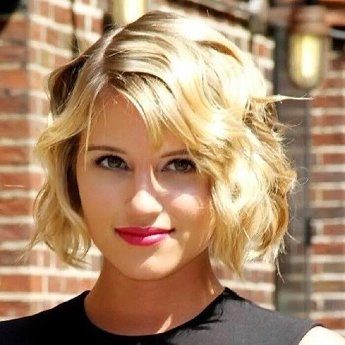 Прическа каре волнистая The Most Flattering Haircut for Short Wavy Hair to Add Volume Short wavy haircut