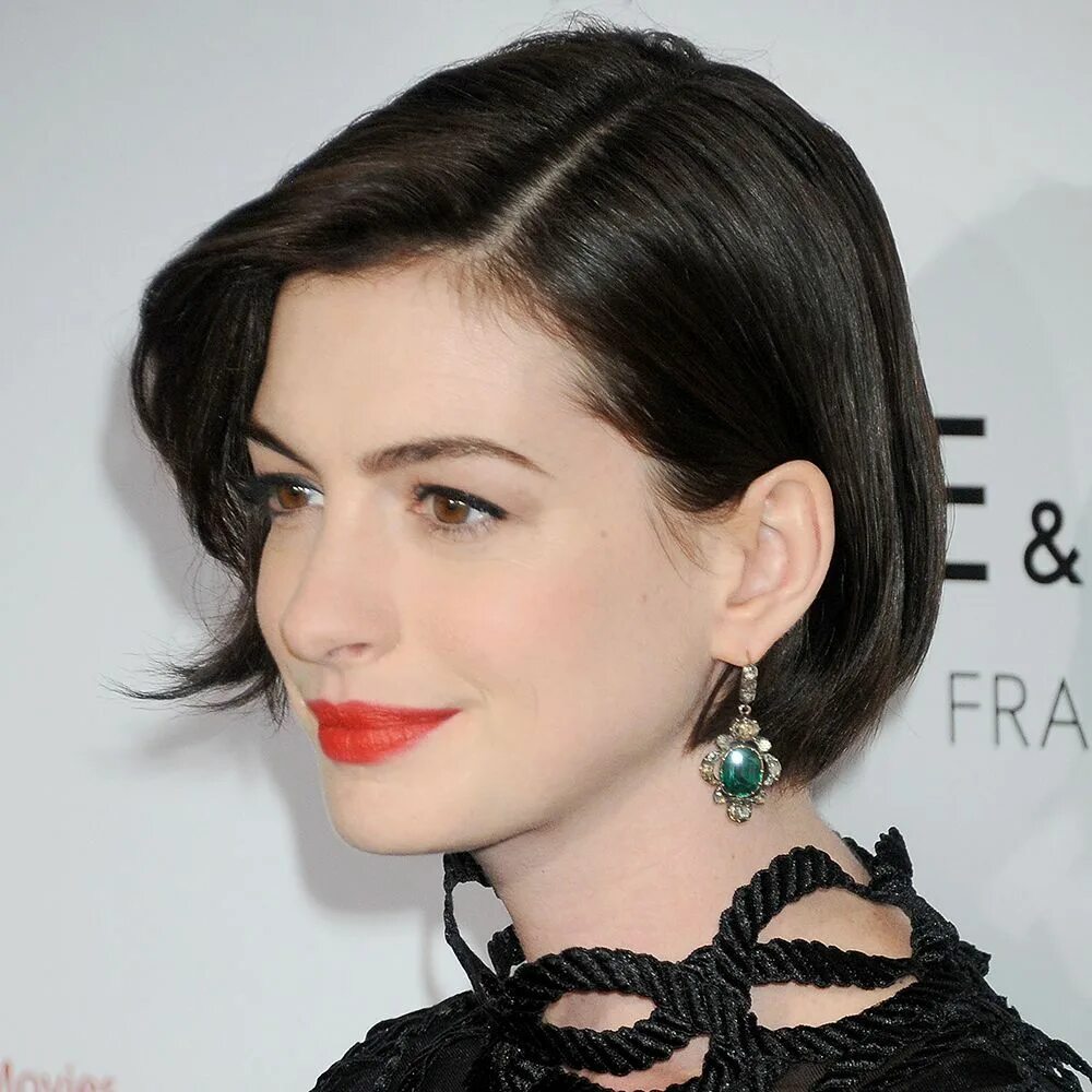 Прическа каре за уши Bob hairstyles: Anne Hathaway - CosmopolitanUK Bob hairstyles, Celebrity short h