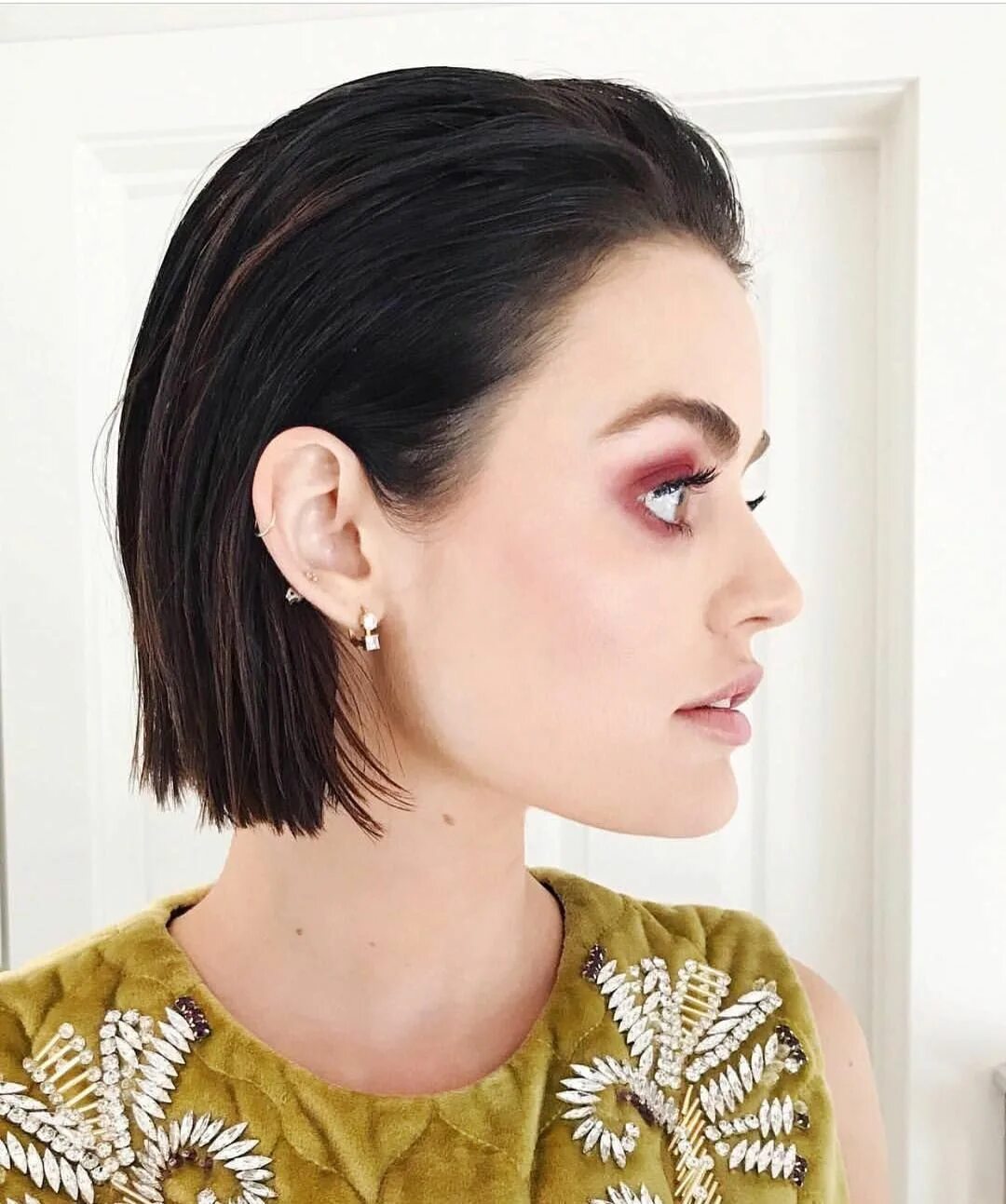 Прическа каре зализанное Lucy Hale's side profile Penteados molhados, Penteados, Cabelo penteado para trá