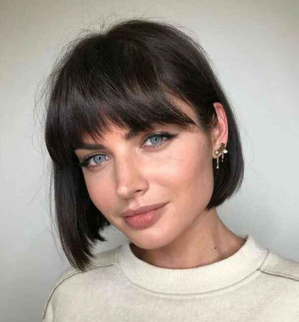 Прическа каре женская модная 2024 с челкой Pin em Short hair