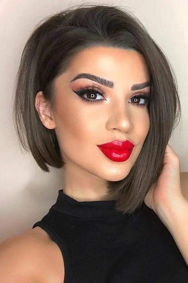 Прическа каре женская модная фото Женские стрижки на средние волосы Asymmetrical bob haircuts, Angled bob haircuts