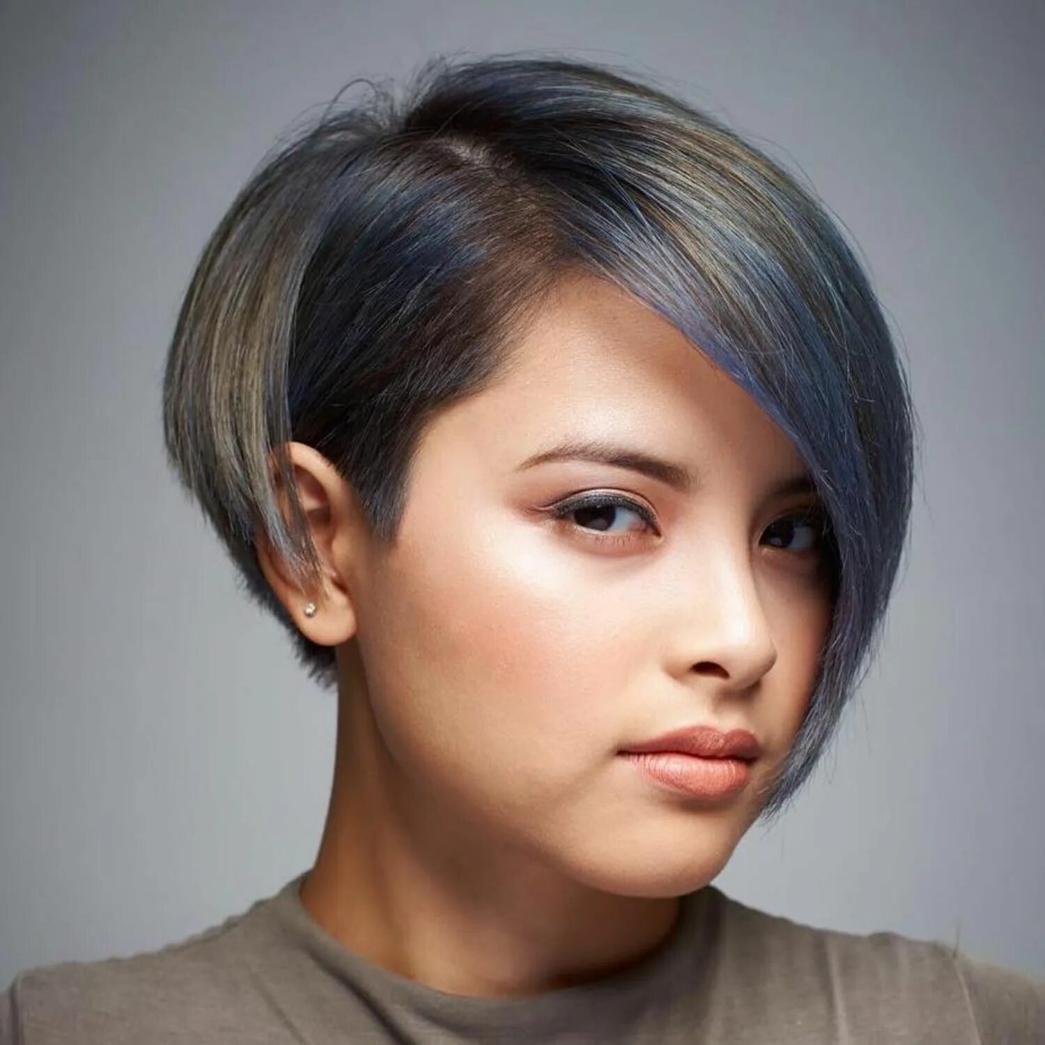 Прическа каре женская модная молодежная Short Asymmetrical Bob With Bangs Short hair styles for round faces, Short hair 