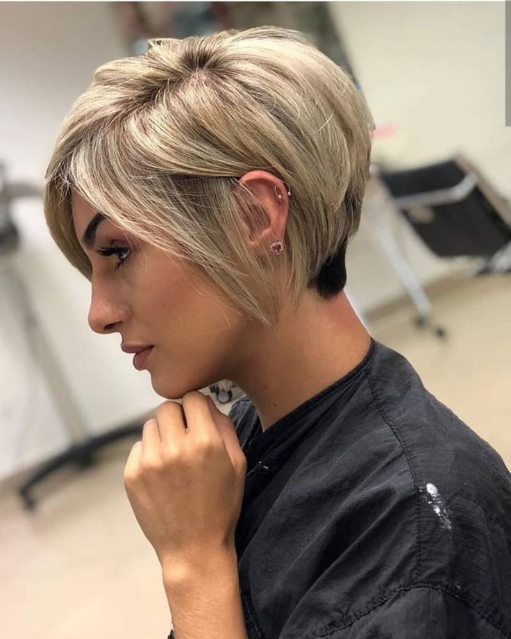 Прическа каре женская модная молодежная Pixie cut per capelli lisci e sottili, più lungo sul davanti, scalato e con bala