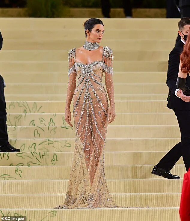 Прическа кендалл дженнер на мет гала 2024 Olivia Jade Giannulli copies Kendall Jenner's Met Gala gown for DWTS Daily Mail 