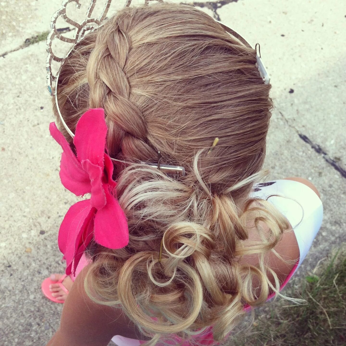 Прическа колечко для девочки Simple updo for your little girl! Dance hairstyles, Pageant hair, Flower girl ha