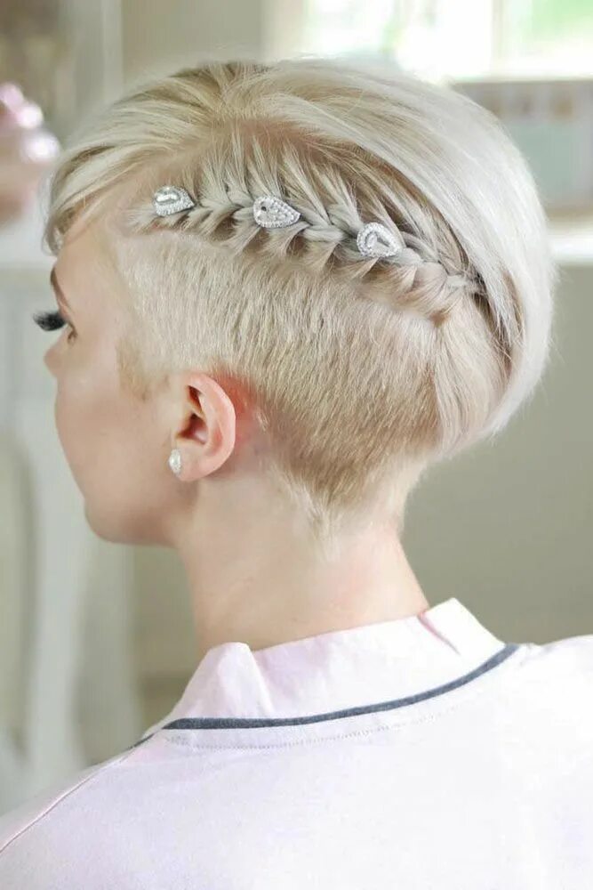 Прическа колоски на короткие 170 Popular Pixie Cut Looks You’ll Instantly Adore In 2024 Braids for short hair