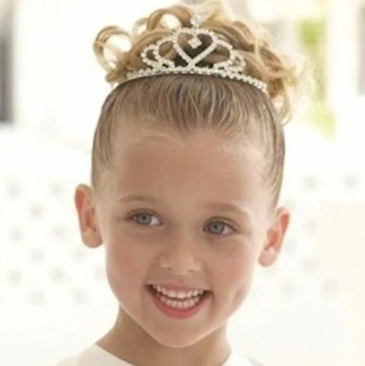 Прическа корона для девочек Princess hair! Flower girl hairstyles, Kids hair salon, Hair styles