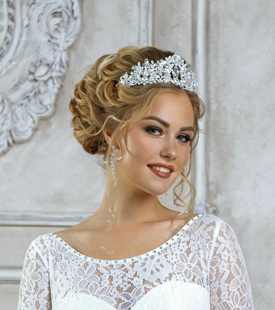 Прическа корона на средние волосы Причёска для невесты: Stylish bride - студия стиля - 3500 рублей, Москва 228708