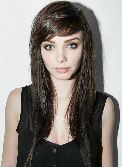 Прическа короткая челка на бок 40 Side-Swept Bangs Hairstyles Trending in 2024 Long layered hair, Long layered 