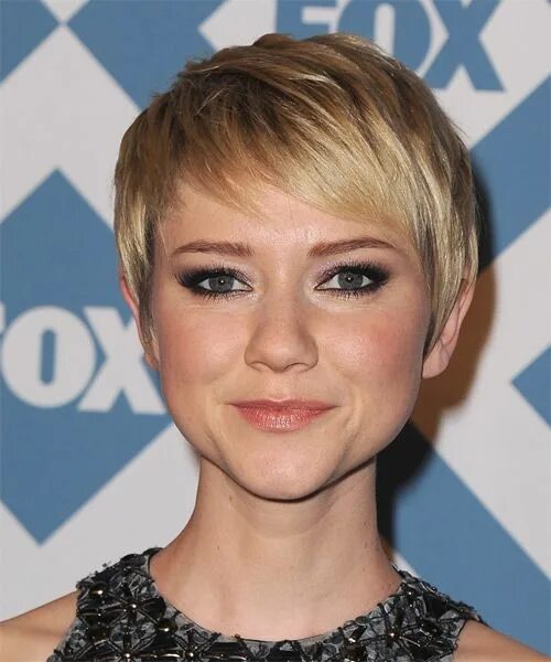 Прическа короткая челка на бок Valorie Curry Short Straight Blonde Hairstyle with Side Swept Bangs and Light Bl