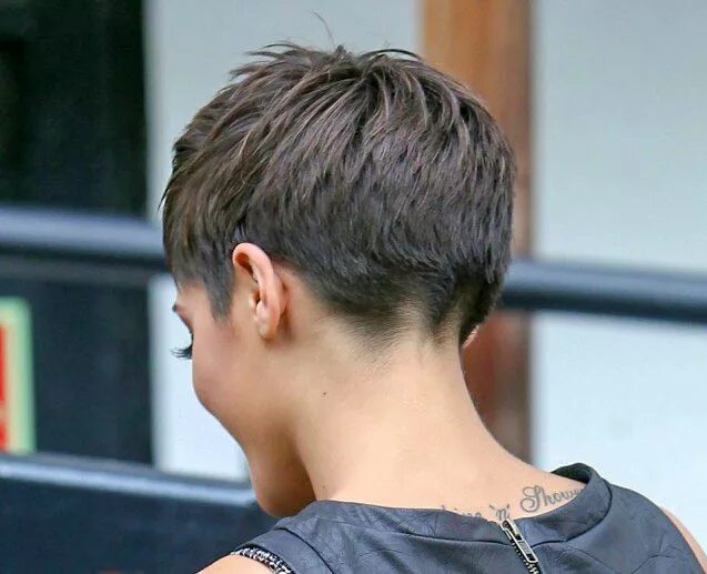 Прическа короткая женская стрижка сзади Lovely close cropped nape. Crop hair, Model hair, Pixie hairstyles